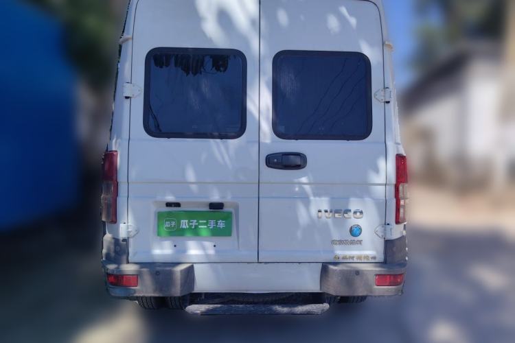 Used Iveco Daily 2021 2.5T M1 Dedicated Platform Vehicle 5-9 Seater Long Wheelbase Mid-Roof Design with Dual Tires and Side Sliding Doors Rear