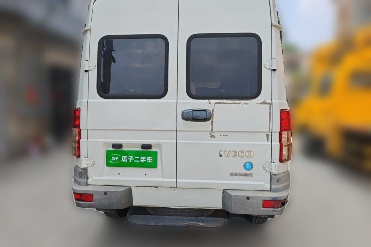 Used Iveco Daily 2021 2.5T A35 M1 Passenger Van 5-9 Seater Short Wheelbase Mid-Roof Design Single Tire Side-Sliding Door Rear
