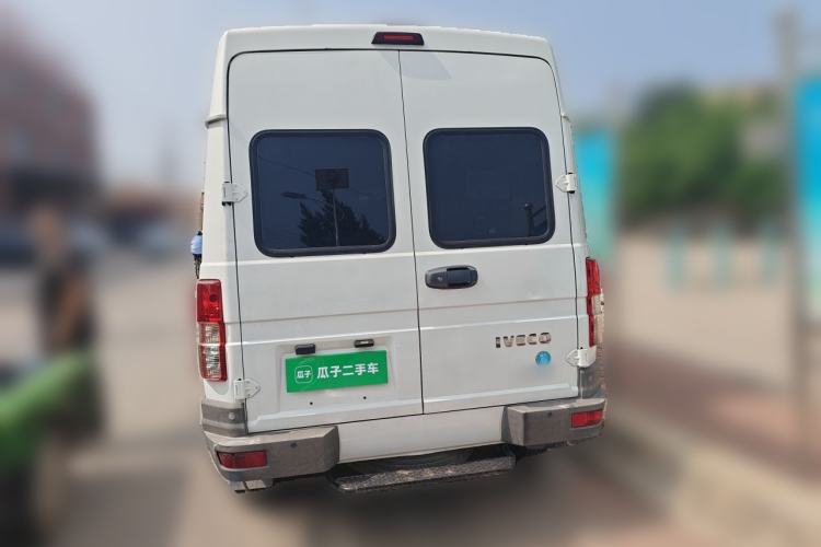 Used Iveco Daily 2021 2.5T A35 M1 Passenger Van 5-9 Seater Short Wheelbase Mid-Roof Design Single Tire Manual Doors Rear