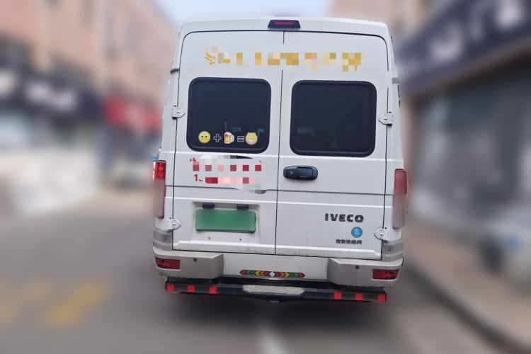 Used Iveco Daily 2021 2.5T A35 M1 Passenger Van 5-9 Seater Short Wheelbase Mid-Roof Design Dual Tires Side Sliding Door Rear