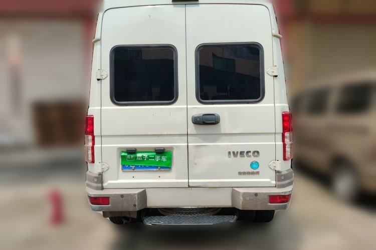 Used Iveco Daily 2021 2.5T A35 M1 Passenger Van 5-9 Seater Short Wheelbase Mid-Roof Design Dual Tires Manual Doors Rear