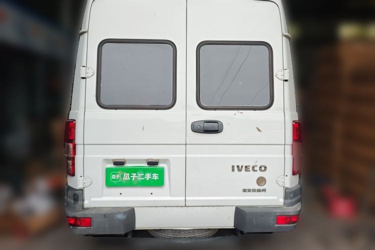 Used Iveco Daily 2021 2.5T A35 M1 Passenger Van 5-9 Seater Short Wheelbase Mid-Roof Design Dual Tires Side Sliding Door Rear