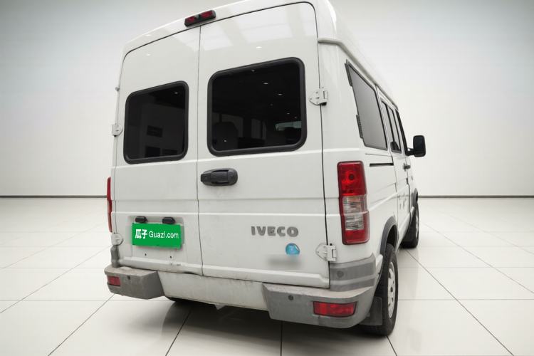 Used Iveco Daily 2021 2.5T A35 M1 Passenger Van 5-9 Seater Short Wheelbase Mid-Roof Design Dual Tires Manual Doors Rear