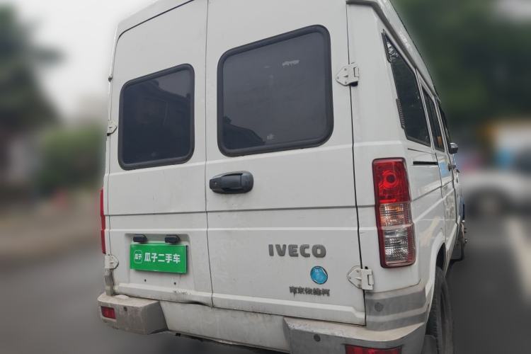 Used Iveco Daily 2021 2.5T A35 M1 Passenger Van 5-9 Seater Short Wheelbase Mid-Roof Design Dual Tires Manual Doors Rear