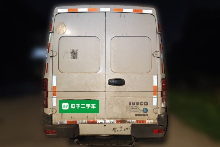 Used Iveco Daily 2021 2.8T V40 VAN厢式 Delivery Van 3-Seater Long Wheelbase Mid-Roof Design Dual Tires Side Sliding Door Rear