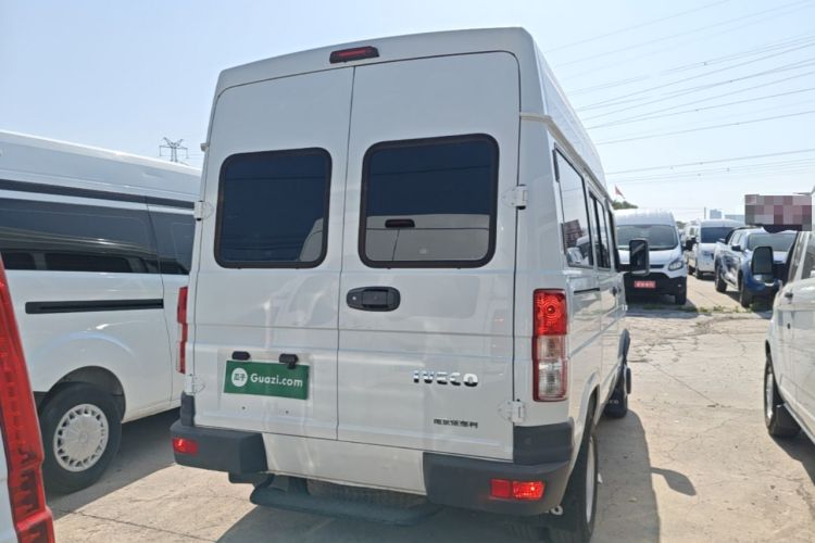Used Iveco Daily 2021 2.5T A35 M1 Passenger Van 5-9 Seater Short Wheelbase Mid-Roof Design Dual Tires Side Sliding Door Rear