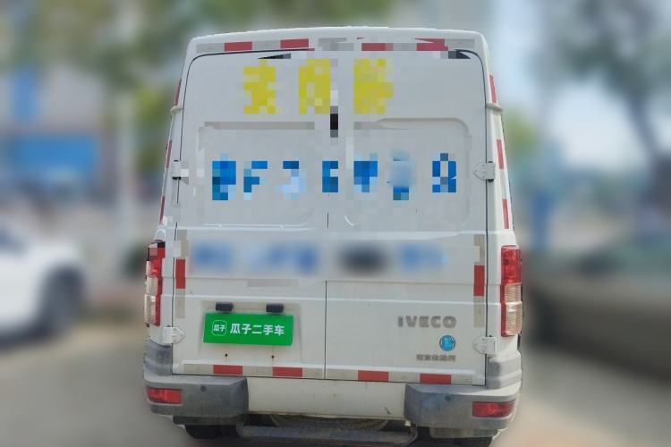 Used Iveco Daily 2021 2.8T V35 VAN厢式 van 3-seater short wheelbase mid-roof design with dual tires and manual doors Rear
