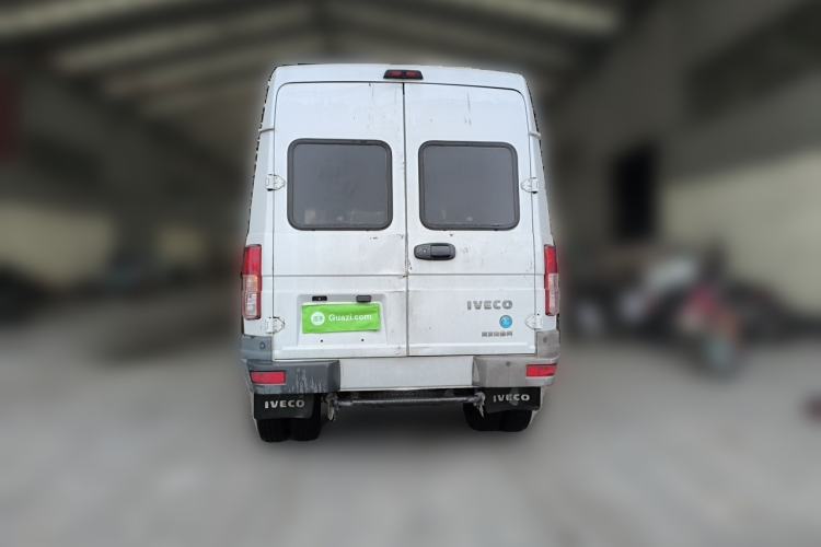 Used Iveco Daily 2021 2.5T A35 M1 Passenger Van 5-9 Seater Short Wheelbase Mid-Roof Design Dual Tires Side Sliding Door Rear