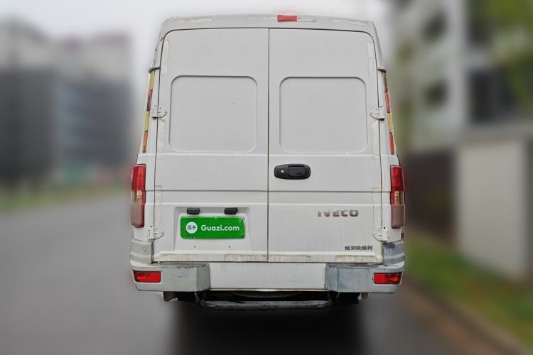 Used Iveco Daily 2021 2.8T V40 VAN厢式 Cargo Van 3-Seater Long Wheelbase Mid-Roof Design Dual Tires Manual Door Rear