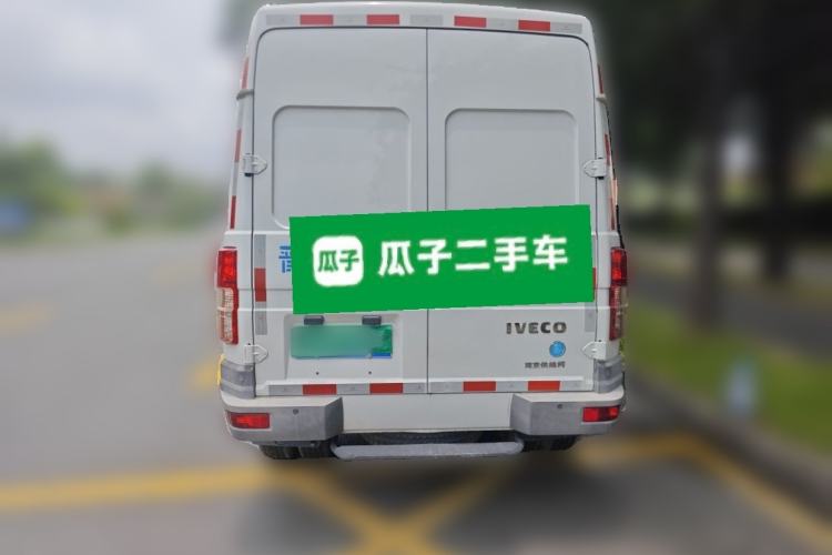 Used Iveco Daily 2021 2.8T V35 VAN厢式 Delivery Van 3-Seater Short Wheelbase Mid-Roof Design with Dual Tires and Side Sliding Doors Rear