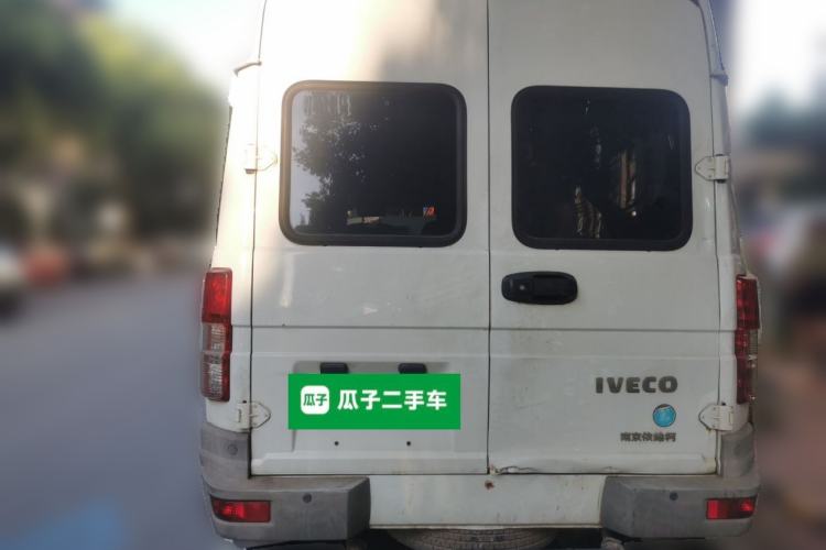 Used Iveco Daily 2021 2.5T A35 M1 Passenger Van 5-9 Seater Short Wheelbase Mid-Roof Design Single Tire Manual Doors Rear