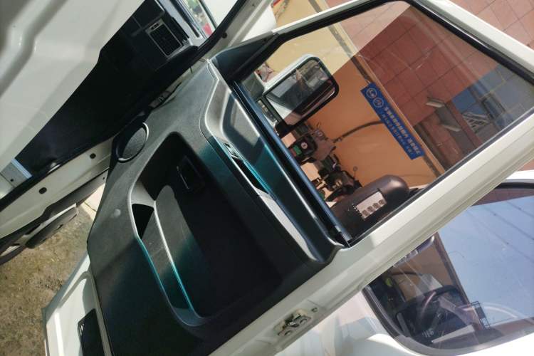 Used Iveco Daily 2021 2.5T A35 M1 Passenger Van 5-9 Seater Short Wheelbase Mid-Roof Design Dual Tires Side Sliding Door Right Front Door Interior