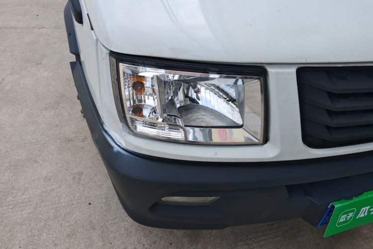 Used Iveco Daily 2021 2.5T A35 M1 Passenger Van 5-9 Seater Short Wheelbase Mid-Roof Design Dual Tires Side Sliding Door Right Front Headlight