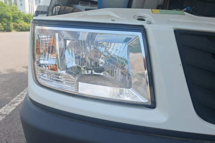 Used Iveco Daily 2021 2.5T A35 M1 Passenger Van 5-9 Seater Short Wheelbase Mid-Roof Design Dual Tires Side Sliding Door Right Front Headlight