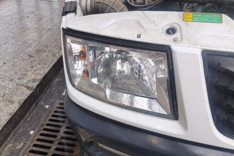 Used Iveco Daily 2021 2.5T A35 M1 Passenger Van 5-9 Seater Short Wheelbase Mid-Roof Design Dual Tires Side Sliding Door Right Front Headlight