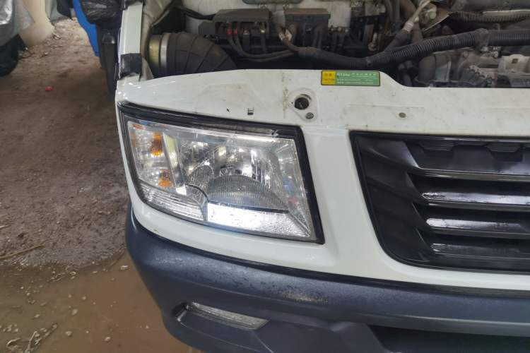 Used Iveco Daily 2021 2.8T V35 VAN厢式 van 3-seater short wheelbase mid-roof design single-tire side-hinged door Right Front Headlight