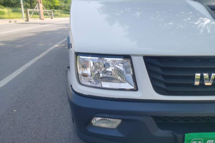 Used Iveco Daily 2021 2.5T A35 M1 Passenger Van 5-9 Seater Short Wheelbase Low Roof Dual Tires Manual Doors Right Front Headlight