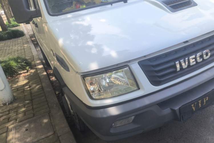 Used Iveco Daily 2021 2.5T A35 M1 Passenger Van 5-9 Seater Short Wheelbase Mid-Roof Design Dual Tires Side Sliding Door Right Front Headlight