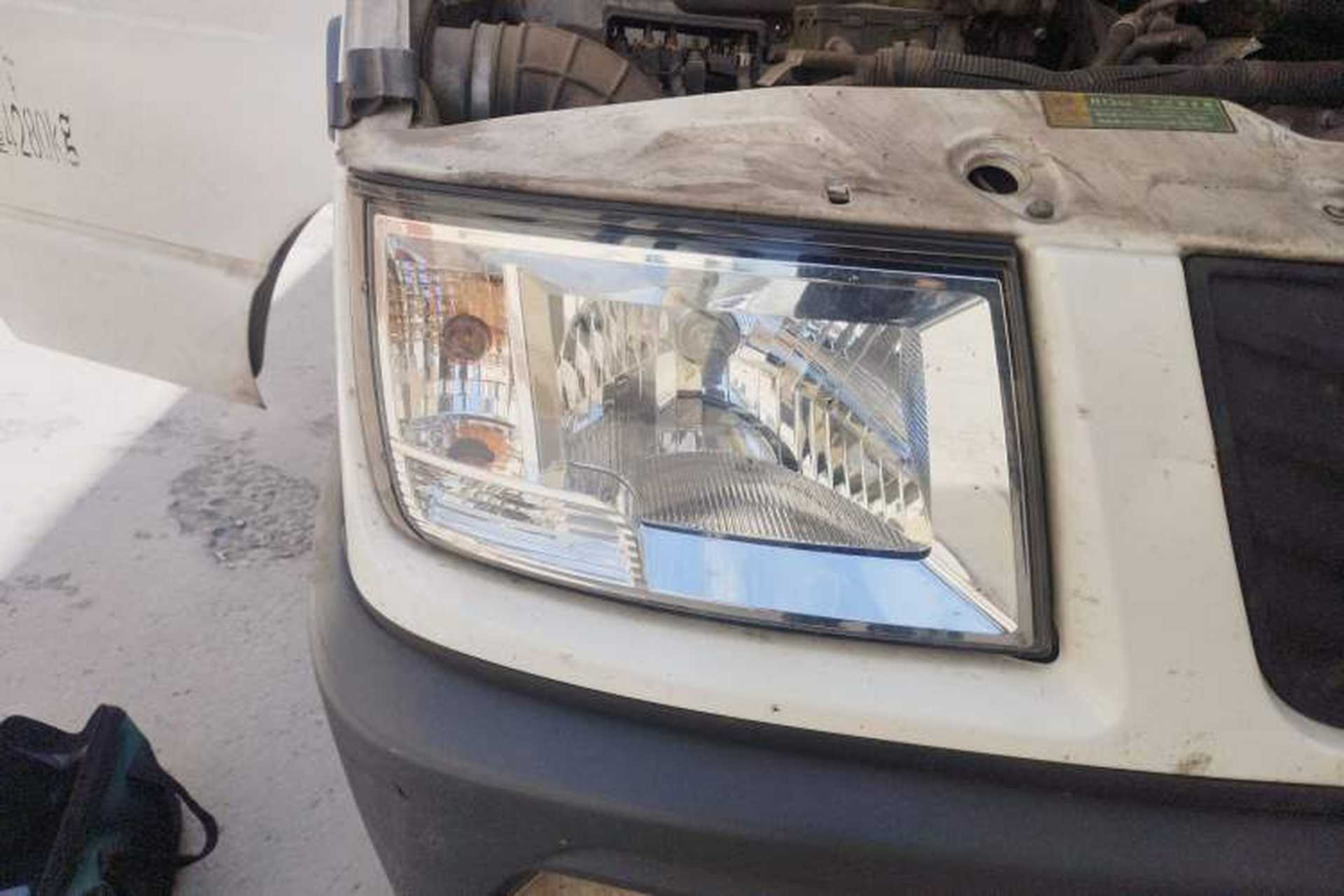 Used Iveco Daily 2021 2.8T V40 VAN厢式 Cargo Van 3-Seater Long Wheelbase Mid-Roof Design Dual Tires Manual Door Right Front Headlight