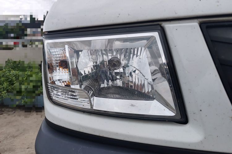 Used Iveco Daily 2021 2.5T A35 M1 Passenger Van 5-9 Seater Short Wheelbase Mid-Roof Design Single Tire Side-Sliding Door Right Front Headlight