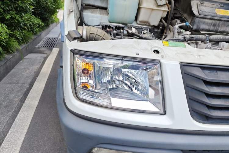 Used Iveco Daily 2021 2.8T V35 VAN厢式 van 3-seater short wheelbase low roof with dual tires and manual doors Right Front Headlight