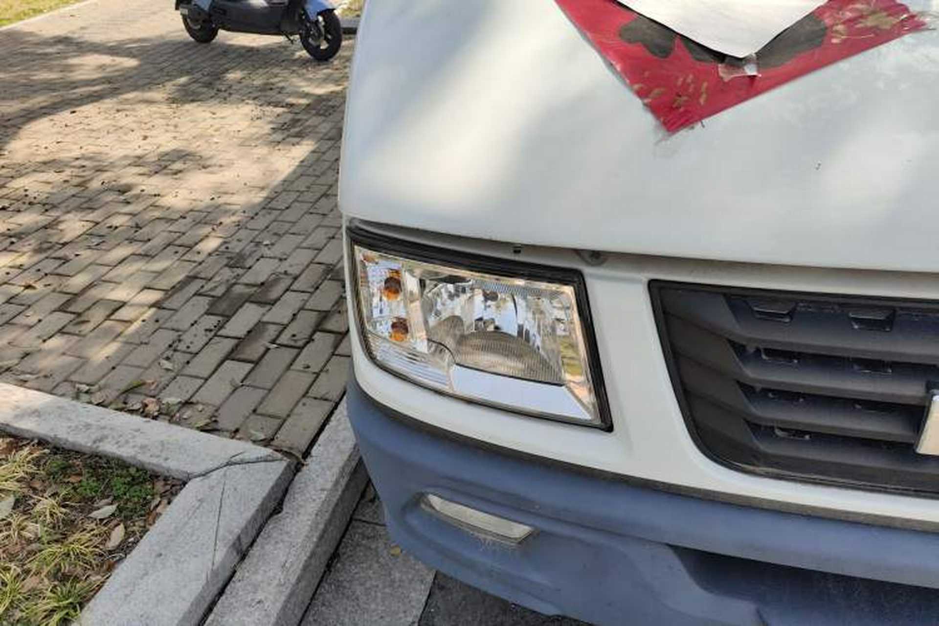 Used Iveco Daily 2021 2.8T V40 VAN厢式 Cargo Van 3-Seater Long Wheelbase Mid-Roof Design Dual Tires Manual Door Right Front Headlight