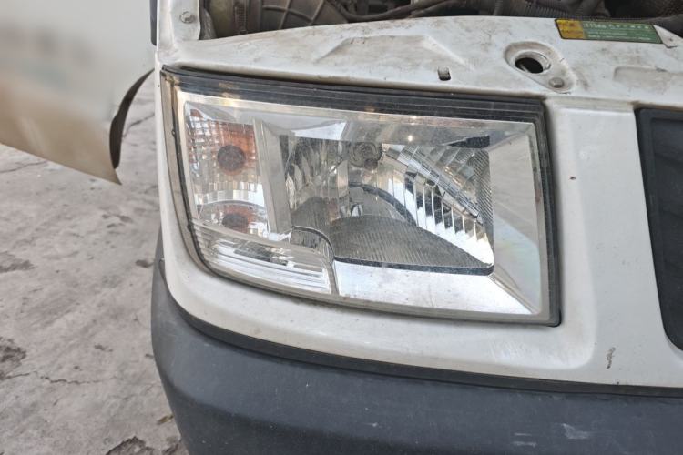 Used Iveco Daily 2021 2.8T V35 VAN厢式 van 3-seater short wheelbase mid-roof design with dual tires and manual doors Right Front Headlight