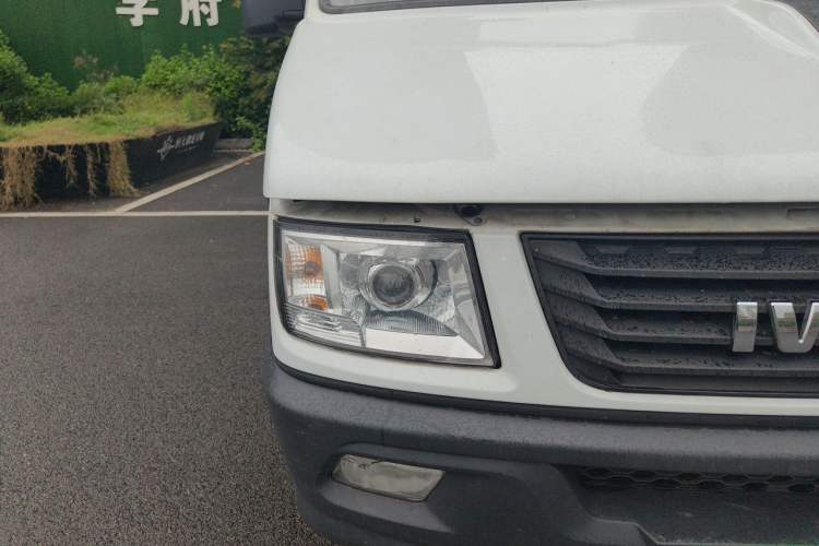 Used Iveco Daily 2021 2.8T V40 VAN厢式 Cargo Van 3-Seater Long Wheelbase Mid-Roof Design Dual Tires Manual Door Right Front Headlight