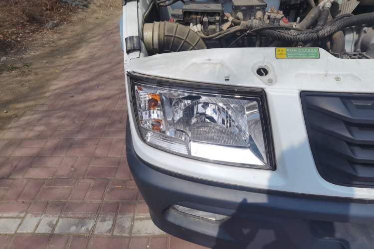 Used Iveco Daily 2021 2.8T V40 VAN厢式 Cargo Van 3-Seater Long Wheelbase Mid-Roof Design Dual Tires Manual Door Right Front Headlight