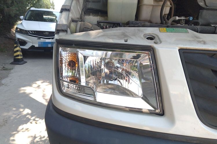 Used Iveco Daily 2021 2.8T V40 VAN厢式 Cargo Van 3-Seater Long Wheelbase Mid-Roof Design Dual Tires Manual Door Right Front Headlight