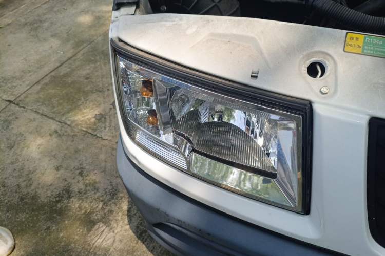 Used Iveco Daily 2021 2.5T A35 M1 Passenger Van 5-9 Seater Short Wheelbase Mid-Roof Design Single Tire Side-Sliding Door Right Front Headlight