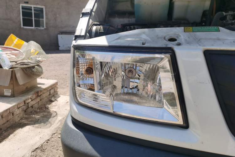 Used Iveco Daily 2021 2.8T V40 VAN厢式 Cargo Van 3-Seater Long Wheelbase Mid-Roof Design Dual Tires Manual Door Right Front Headlight