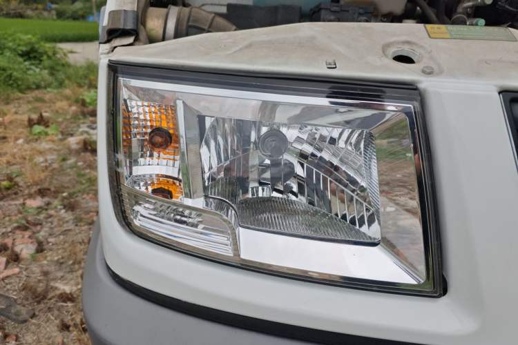 Used Iveco Daily 2021 2.5T A35 M1 Passenger Van 5-9 Seater Short Wheelbase Mid-Roof Design Single Tire Side-Sliding Door Right Front Headlight