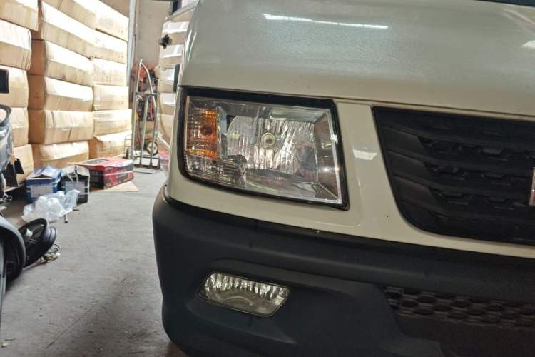 Used Iveco Daily 2021 2.5T A35 M1 Passenger Van 5-9 Seater Short Wheelbase Mid-Roof Design Dual Tires Side Sliding Door Right Front Headlight