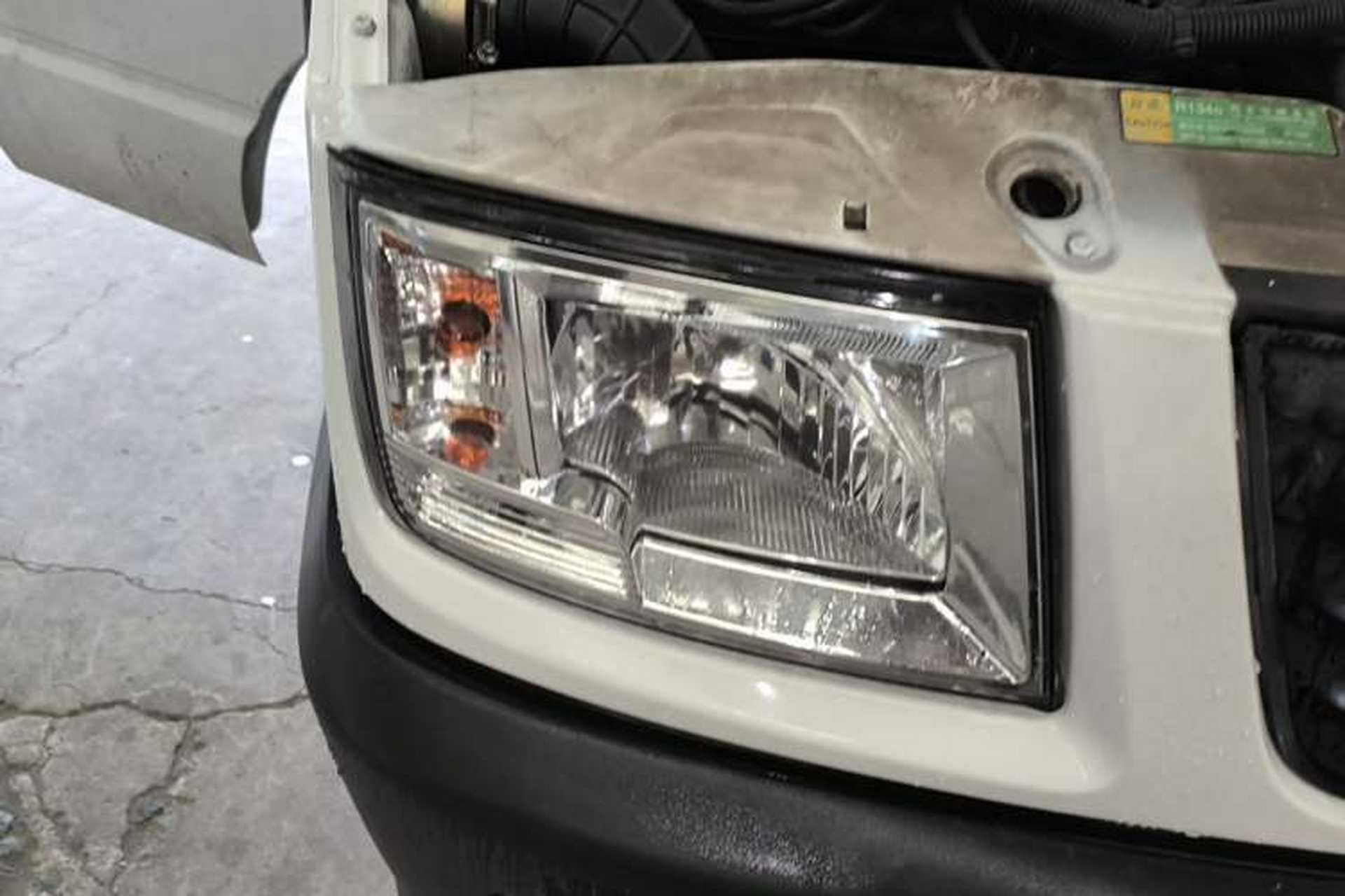 Used Iveco Daily 2021 2.5T A35 M1 Passenger Van 5-9 Seater Short Wheelbase Mid-Roof Design Dual Tires Side Sliding Door Right Front Headlight