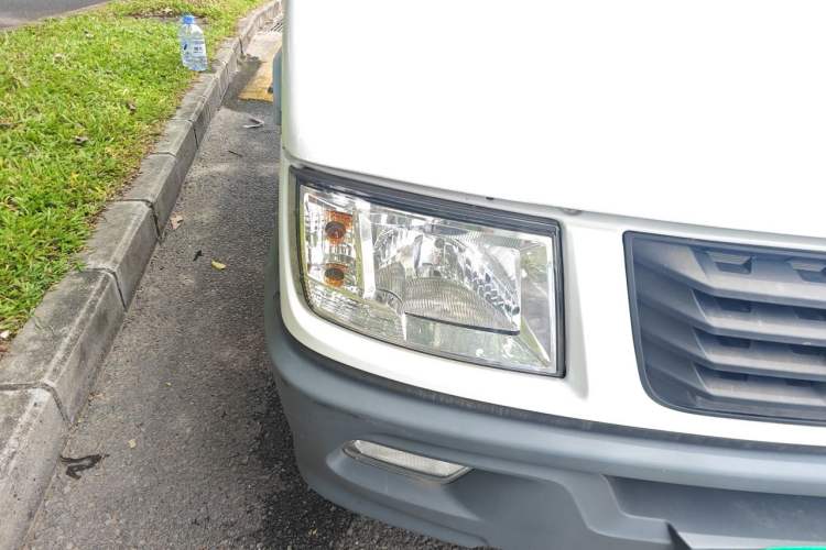 Used Iveco Daily 2021 2.8T V35 VAN厢式 Delivery Van 3-Seater Short Wheelbase Mid-Roof Design with Dual Tires and Side Sliding Doors Right Front Headlight