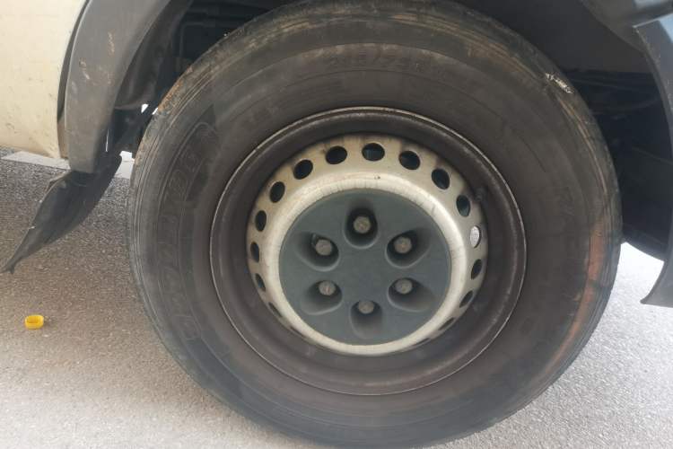 Used Iveco Daily 2021 2.5T A35 M1 Passenger Van 5-9 Seater Short Wheelbase Mid-Roof Design Single Tire Side-Sliding Door Right Front Wheel Hub