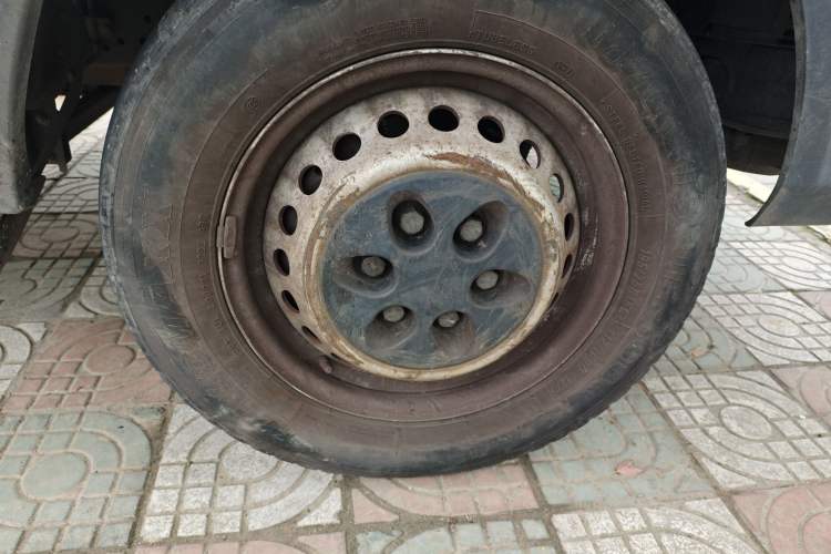 Used Iveco Daily 2021 2.8T V35 VAN厢式 van 3-seater short wheelbase mid-roof design single-tire side-hinged door Right Front Wheel Hub