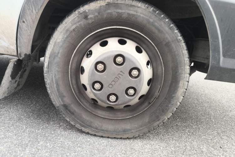 Used Iveco Daily 2021 2.5T V40 2-3 Seater Long Wheelbase Mid-Roof Design with Dual Side Sliding Doors Right Front Wheel Hub