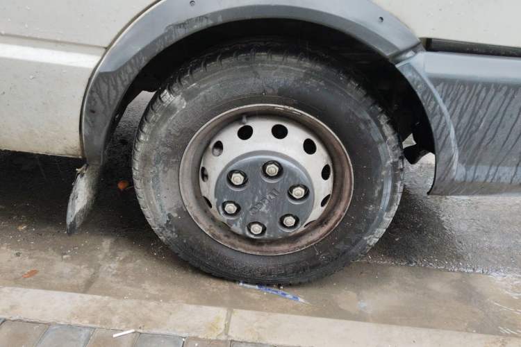 Used Iveco Daily 2021 2.8T V35 VAN厢式 Delivery Van 3-Seater Short Wheelbase Mid-Roof Design with Dual Tires and Side Sliding Doors Right Front Wheel Hub