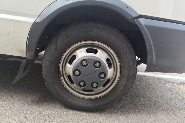 Used Iveco Daily 2021 2.5T A35 M1 Passenger Van 5-9 Seater Short Wheelbase Mid-Roof Design Dual Tires Side Sliding Door Right Front Wheel Hub