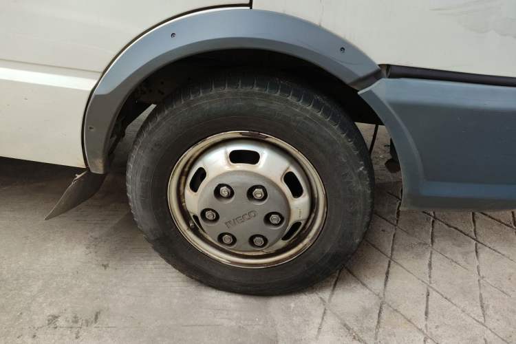 Used Iveco Daily 2021 2.5T A35 M1 Passenger Van 5-9 Seater Short Wheelbase Mid-Roof Design Dual Tires Manual Doors Right Front Wheel Hub