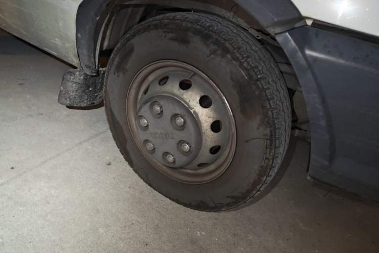 Used Iveco Daily 2021 2.8T V40 VAN厢式 Delivery Van 3-Seater Long Wheelbase Mid-Roof Design Dual Tires Side Sliding Door Right Front Wheel Hub