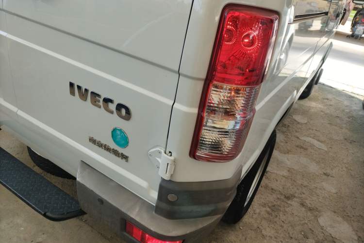 Used Iveco Daily 2021 2.5T A35 M1 Passenger Van 5-9 Seater Short Wheelbase Mid-Roof Design Dual Tires Side Sliding Door Right Rear Taillight