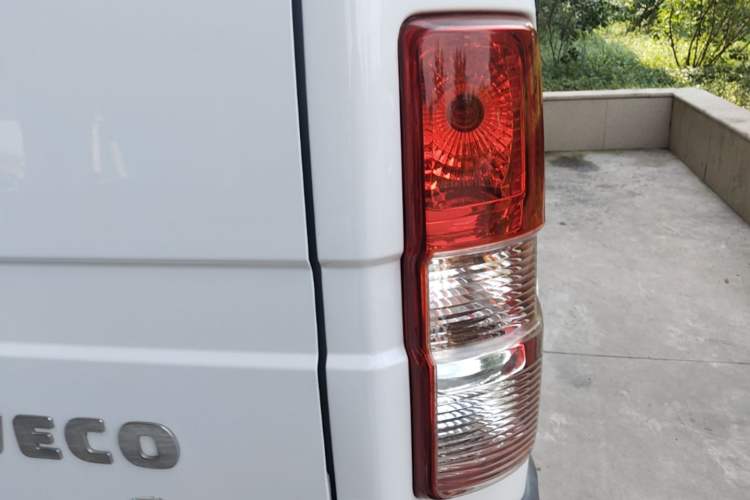 Used Iveco Daily 2021 2.5T A35 M1 Passenger Van 5-9 Seater Short Wheelbase Mid-Roof Design Single Tire Manual Doors Right Rear Taillight