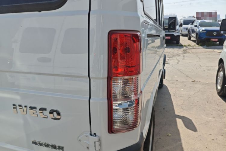 Used Iveco Daily 2021 2.5T A35 M1 Passenger Van 5-9 Seater Short Wheelbase Mid-Roof Design Dual Tires Side Sliding Door Right Rear Taillight