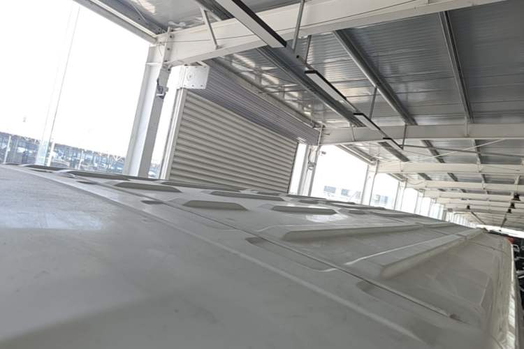 Used Iveco Daily 2021 2.8T V35 VAN厢式 Delivery Van 3-Seater Short Wheelbase Mid-Roof Design with Dual Tires and Side Sliding Doors Roof