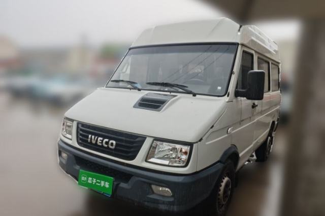 Used Iveco Daily 2021 2.5T A35 M1 Passenger Van 5-9 Seater Short Wheelbase Mid-Roof Design Single Tire Side-Sliding Door