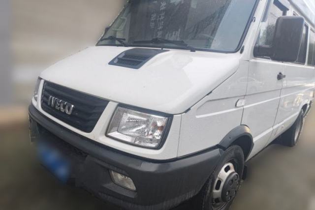 Used Iveco Daily 2021 2.5T A35 M1 Passenger Van 5-9 Seater Short Wheelbase Mid-Roof Design Dual Tires Manual Doors