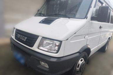 Used Iveco Daily 2021 2.5T A35 M1 Passenger Van 5-9 Seater Short Wheelbase Mid-Roof Design Dual Tires Manual Doors